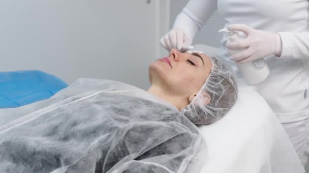 Cosmetologist Applying Cream Anesthesia Patient Face Skin Biorevitalization Procedure Woman — Vídeos de Stock