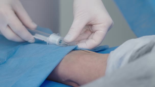 Labormitarbeiter Arzt Entnimmt Eine Blutprobe Zur Analyse Hand Nahaufnahme Blutentnahme — Stockvideo