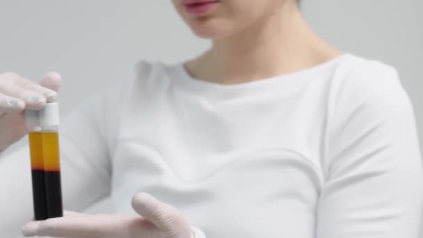 Medico Cosmetologo Camice Bianco Guanti Blu Dimostra Tubo Raccolta Del — Video Stock