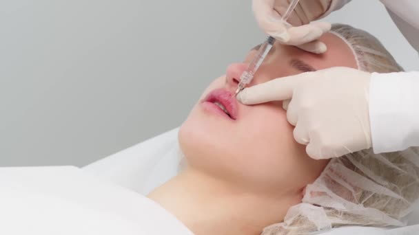 Close Female Lips Surgeon Medical Gloves Carefully Slowly Injects Hyaluronic — Stok video