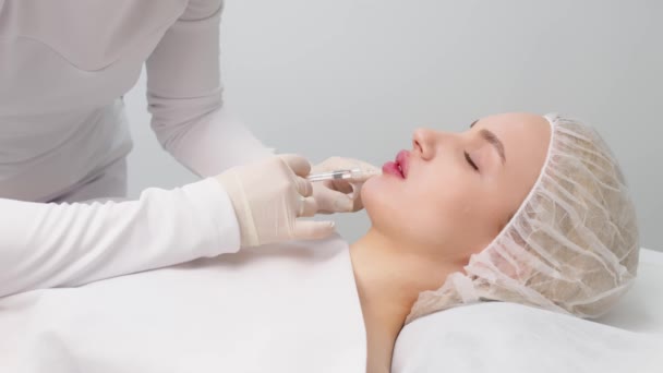 Close Female Lips Surgeon Medical Gloves Carefully Slowly Injects Hyaluronic — Stockvideo