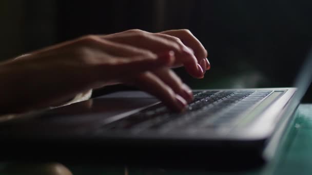 Νεαρή Γυναίκα Κάθεται Στον Καναπέ Φορητό Υπολογιστή Και Κοιτάζοντας Την — Αρχείο Βίντεο