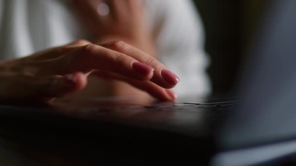 Volwassen Vrouw Handen Typen Notebook Toetsenbord Slow Motion Closeup Onherkenbare — Stockvideo