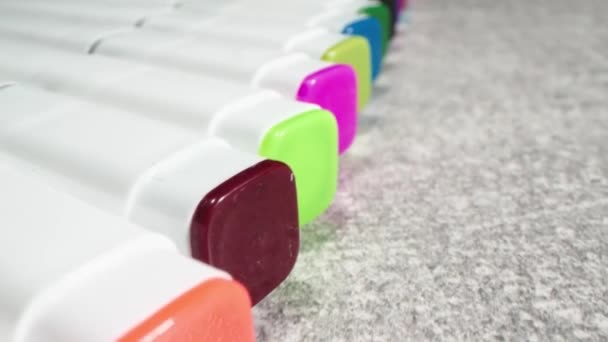 Conjunto Rotuladores Multicolores Cámara Mueve Por Encima Las Filas Marcadores — Vídeo de stock