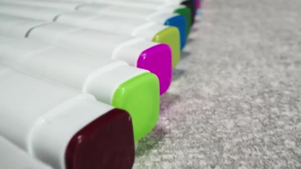 Çok Renkli Kalem Seti Var Kamera Renkli Işaretleyiciler Kümesinin Üzerinde — Stok video