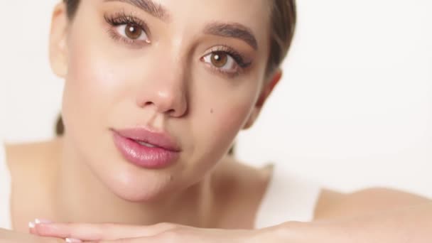 Ajuste Modelo Belleza Femenina Europea Parte Superior Cosecha Blanca Pone — Vídeo de stock