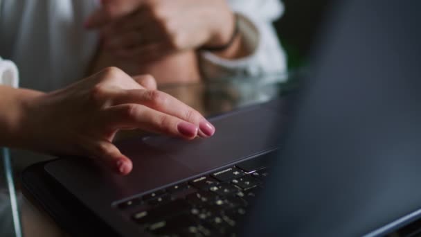 Γυναικεία Χέρια Γράφουν Μηνύματα Κειμένου Ένα Πληκτρολόγιο Laptop Close Απασχολημένη — Αρχείο Βίντεο