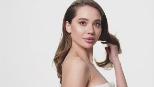 Portrait Woman Standing White Background Applying Nourishing Body Cream Enjoy — Vídeo de Stock