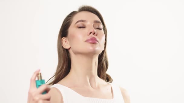 Mujer Joven Rociando Agua Micelar Cara Mujer Belleza Usando Botella — Vídeo de stock