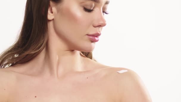 Young Slender Brunette Carefully Applies Moisturizer Sunscreen Her Shoulder White — Vídeo de Stock