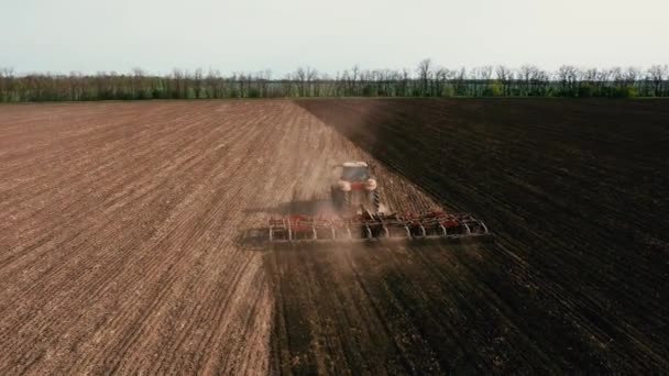 Αγρότης Τρακτέρ Μηχανήματα Σποράς Οδήγηση Πάνω Από Χωράφι Σπέρνει Σπόρους — Αρχείο Βίντεο