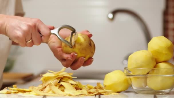 Kok Schilt Aardappelen Een Man Schilt Rauwe Verse Aardappelen Met — Stockvideo