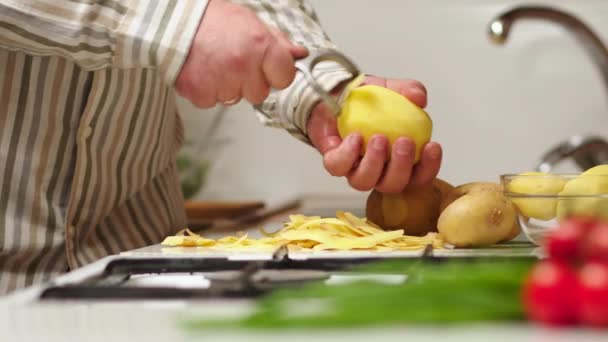 Starý Mládenec Připravuje Večeři Doma Kuchyni Zdravé Jídlo Téma Samec — Stock video