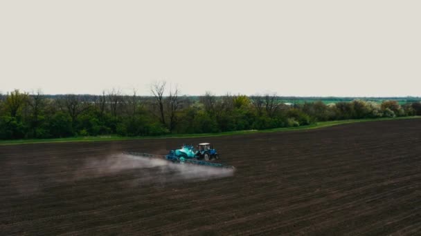 Luftaufnahme Eines Landwirtschaftlichen Traktors Der Bei Sonnenuntergang Mit Sprühgerät Herbiziden — Stockvideo
