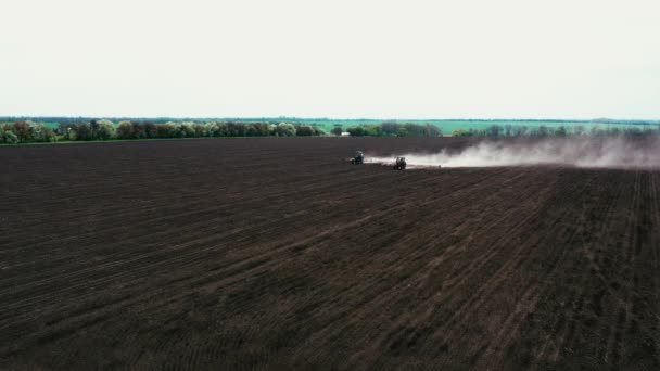 Traktor Pflügt Das Feld Bei Sonnenuntergang Traktor Mit Pflug Auf — Stockvideo