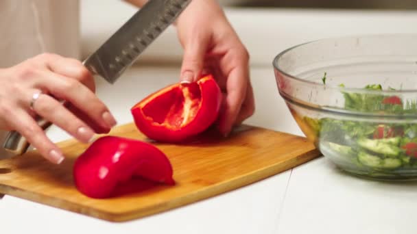 Женщина Кухонным Ножом Нарезающим Перец Доске Помещении Кусочки Овощей Салатной — стоковое видео