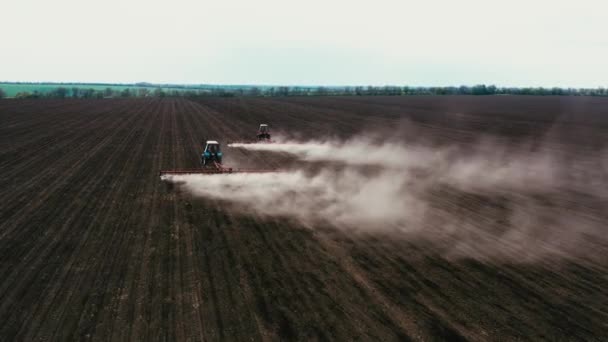 穀物や他の作物を播種するプロセス 巨大なフィールドで働く現代のトラクターの美しいドローンビュー 農業分野での播種作業 播種を行う種子を有するトラクター — ストック動画