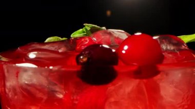 Profesyonel bir barmene yakın plan, barda veya disko kulübünde müşterilerle alkollü bir kokteyl ve uzun süreli buz karışımı karıştırmaktır.. 