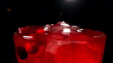 Ferahlatıcı bir yaz içeceği - greyfurt, limon, nane, frenk üzümü, şerbetli buz ve sudan limonata. Kadın şef mutfakta hazırlanıyor, yakın plan.