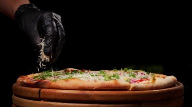 Kutuda büyük boy pizza. Farklı malzemeli lezzetli pizza. Kapatın. Tanınmayan kişi bir dilim pizza alıyor..