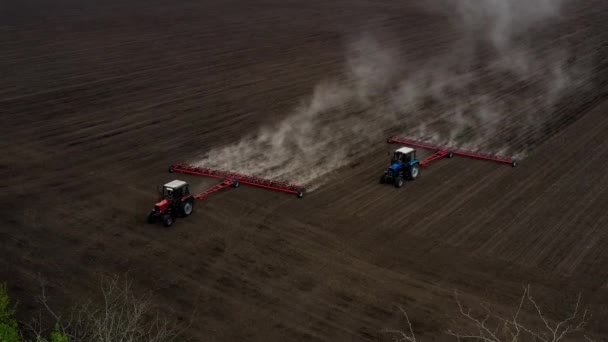 Letecký Pohled Zemědělský Traktor Postřikující Pole Postřikovačem Herbicidy Pesticidy Při — Stock video