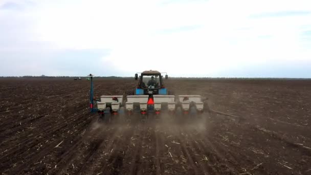 Воздушный Обзор Распыления Сельскохозяйственных Тракторов Поле Помощью Опрыскивателя Гербицидов Пестицидов — стоковое видео