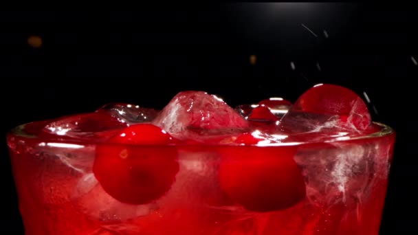 爽やかな夏の飲み物の準備 グレープフルーツ レモン ミント 赤いカラント シロップと水が付いている氷からのレモネード — ストック動画