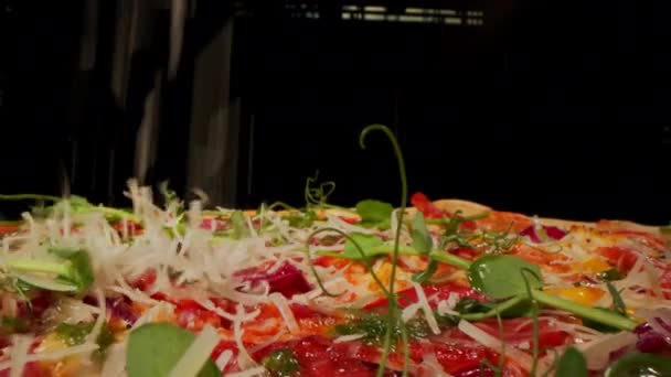 Sprinkling Νόστιμο Grated Cheese Delicious Pizza Σάλτσα Ντομάτας Μαγειρεύοντας Παραδοσιακή — Αρχείο Βίντεο