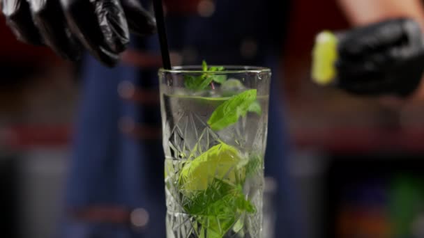 在酒吧或迪斯科俱乐部 一位专业的酒保正在为顾客混合酒精鸡尾酒和专业水晶长效冰块 — 图库视频影像