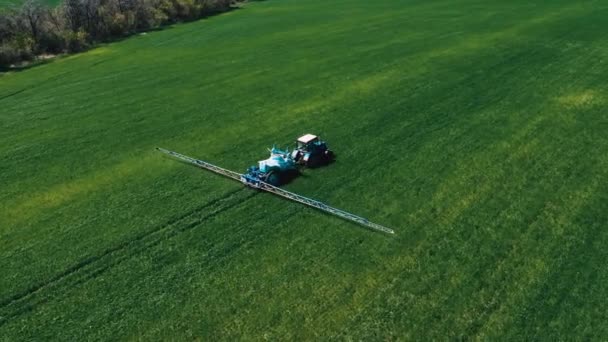 Spraying Green Wheat Field Tractor Farming Tractor Spraying Field Sprayer — Vídeos de Stock