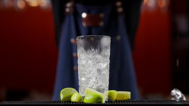 在酒吧或迪斯科俱乐部 一位专业的酒保正在为顾客混合酒精鸡尾酒和专业水晶长效冰块 — 图库视频影像