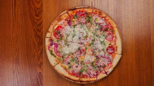 Sprinkling Νόστιμο Grated Cheese Delicious Pizza Σάλτσα Ντομάτας Μαγειρεύοντας Παραδοσιακή — Αρχείο Βίντεο