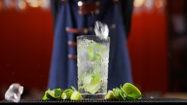 Aproape Barman Profesionist Amestecă Cocktail Alcoolic Cuburi Gheață Profesionale Lungă — Videoclip de stoc