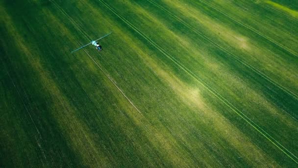 Aerial View Tractor Operating Green Fields Tractor Sprays Water Fertilizer — Vídeo de Stock