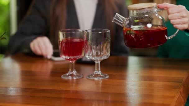 Pouring Tea Teapot Cups Background Conversation Fruit Vitamin Tea Transparent — 图库视频影像