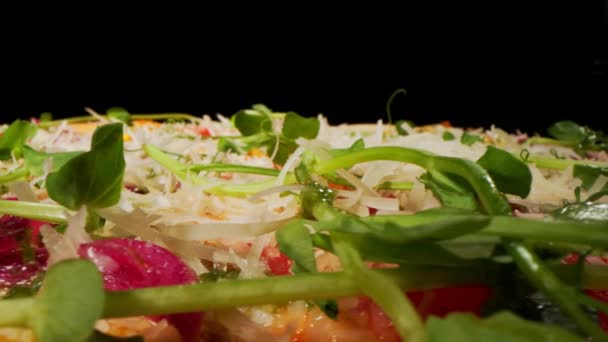 Saupoudrer Savoureux Fromage Râpé Sur Une Délicieuse Pizza Avec Sauce — Video