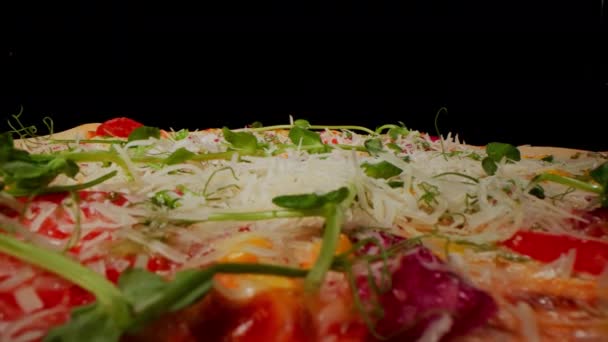 用番茄酱在美味的比萨上洒上味道鲜美的烤奶酪 用美味的奶酪配料烹调传统比萨 意大利菜味道很好 准备比萨的奶酪 为食物配餐 — 图库视频影像