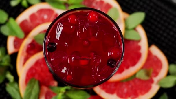 Příprava Osvěžujícího Letního Nápoje Limonáda Grapefruitu Citronu Máty Červeného Rybízu — Stock video
