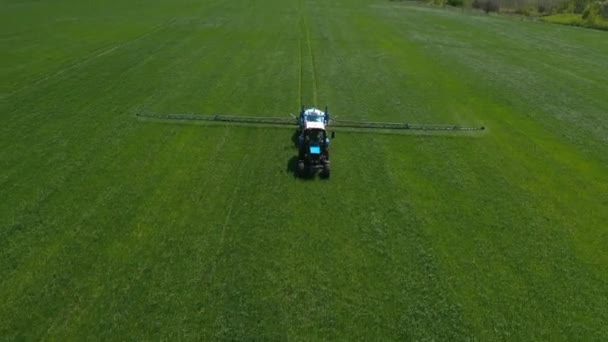 Aerial View Tractor Operating Green Fields Tractor Sprays Water Fertilizer — Video Stock