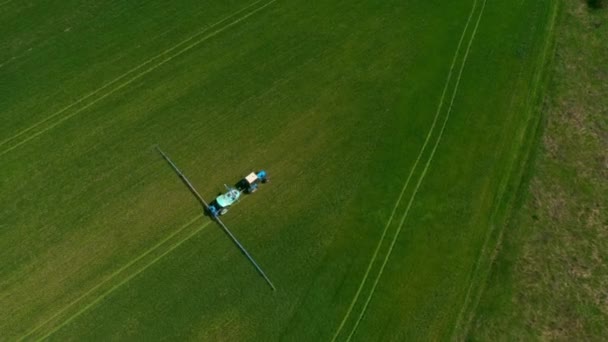 Aerial View Tractor Operating Green Fields Tractor Sprays Water Fertilizer — Video Stock