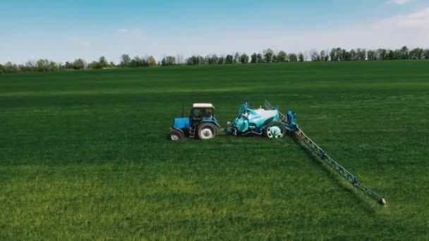 Spraying Green Wheat Field Tractor Farming Tractor Spraying Field Sprayer — Stockvideo
