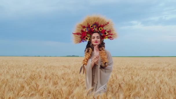Красива Жінка Українському Національному Одязі Вінок Пшениці Полі Стиглою Пшеницею — стокове відео