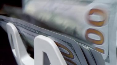 Kağıt para hesaplaması için para sayma ekipmanı. Banka finansal işlemleri için otomatik mekanizma. 100 USD 'lik döviz değişimi. Kapatma para sayma makinesi dolar sayma makinası