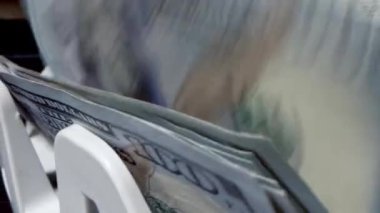 Kağıt para hesaplaması için para sayma ekipmanı. Banka finansal işlemleri için otomatik mekanizma. 100 USD 'lik döviz değişimi. Kapatma para sayma makinesi dolar sayma makinası