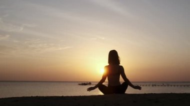 Dağlarda yoga seansı. Genç atletik kız güneş doğarken Cliffy dağlarında antrenman yapıyor, çeşitli yoga pozları veriyor - sağlıklı yaşam tarzı konsepti 4K görüntüler