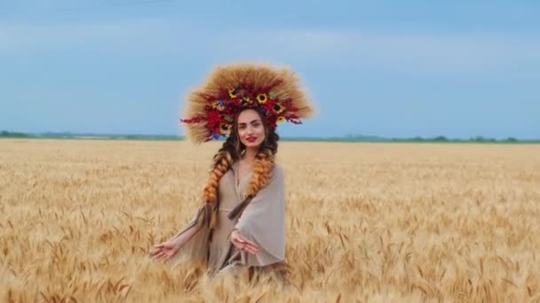 Красива Жінка Українському Національному Одязі Вінок Пшениці Полі Стиглою Пшеницею — стокове відео