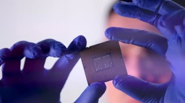 Fütürist Teknoloji Konsepti: Sterile Coverall Mühendisi Eldivenli Bilgisayar Mikroçipini Tutuyor ve İnceledi. Veri Çizgileri Suni Zeka Sembolü ile İşlemci Dijitalleştirmesi