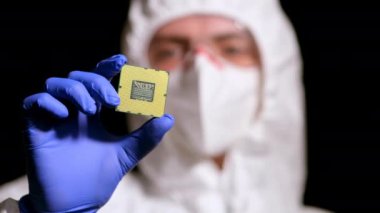 Fütürist Teknoloji Konsepti: Sterile Coverall Mühendisi Eldivenli Bilgisayar Mikroçipini Tutuyor ve İnceledi. Veri Çizgileri Suni Zeka Sembolü ile İşlemci Dijitalleştirmesi