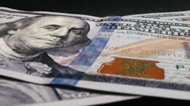 Makro desenli banknotlar 100 Amerikan doları civarında çekilmiş. Nakit para banknotları. Franklin yüz dokusu, USD nakit makro görünümü.