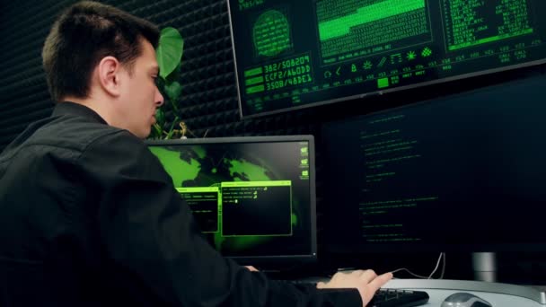 Programista Hakerski Próbuje Złamać Zabezpieczenia Komputera Mężczyzna Programista Pisanie Kodu — Wideo stockowe